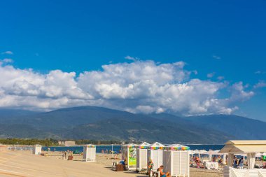 RUSSIA, SOCHI - 13 EPTEMBER 2019: Adler 'de yeni bir set deniz kenarında yaz tatili için çok uygundur