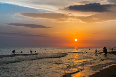RUSSIA, ANAPA - Haziran 07, 2019: Kum plajları çocuklarla deniz kenarında geçirilen yaz tatilleri için çok popülerdir.