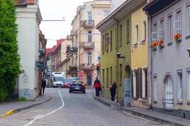 LITHUANIA, VILNIUS - 17 Temmuz 2017: Avrupa 'nın en büyük Eski Şehirlerinden biri olan Vilnius Eski Kasabası Sokakları.