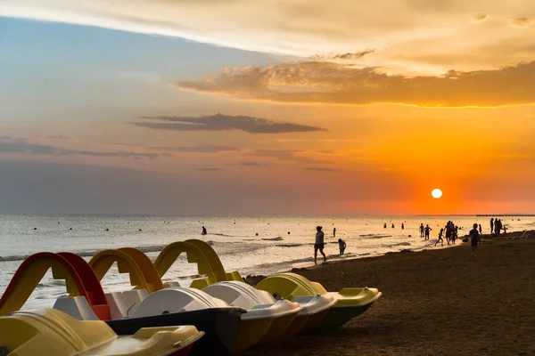 RUSIA, ANAPA- 07 DE JUNIO DE 2019: Las playas de arena son muy populares para la comodidad de ocio de verano en la playa con niños —  Fotos de Stock