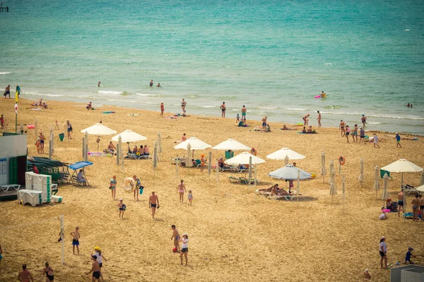 RUSSIA, ANAPA- JUNE 06, 2019: Sand dunes are very suitable for comfort summer leisure on seaside — Stock Photo, Image