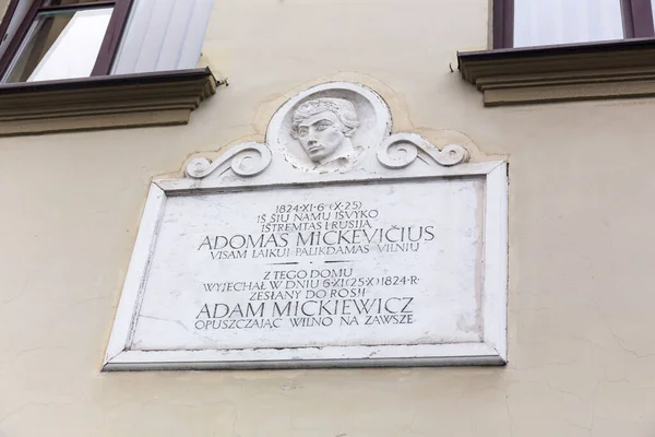 LITHUANIA, VILNIUS - 26 DE JULIO DE 2017: La placa de memoria de Adam Mickiewicz en una de las casas del casco antiguo de Vilna. —  Fotos de Stock