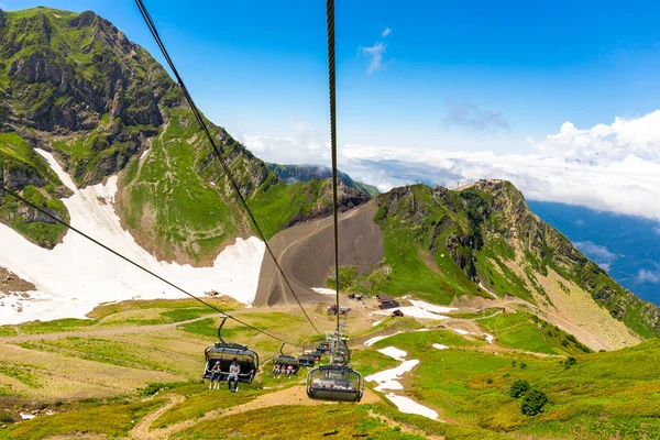 RUSSIA, SOCHI, GORKY GOROD - JULI 04, 2019: Pistes van Gorky Gorod skigebied zijn nog steeds erg populair onder de toeristen in de zomer — Stockfoto