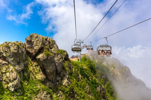 RUSSIA, SOCHI, GORKY GOROD - 04 LUGLIO 2019: Le piste della stazione sciistica Gorky Gorod sono ancora molto popolari tra i turisti durante l'estate — Foto Stock