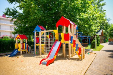 Çocuk parkı yaz manzarası, oyunlar ve fiziksel aktivite için yer.