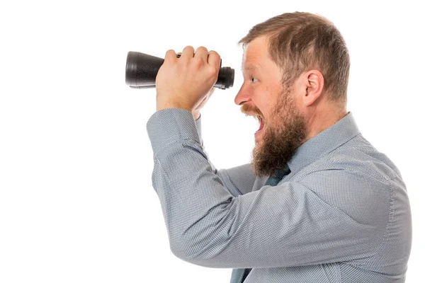 Bärtiger Mann im Hemd mit Fernglas — Stockfoto