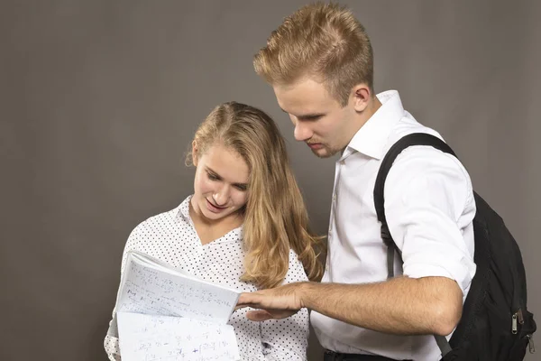 Dua siswa muda pria dan wanita menonton kertas — Stok Foto
