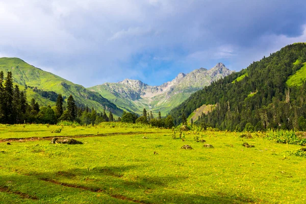 Paesaggio paesaggio montano al Caucaso montagne con nuvole. — Foto Stock