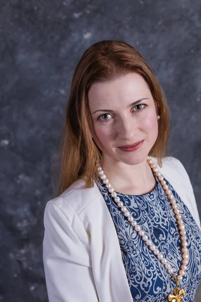 Mujer alegre de mediana edad en vestido azul y chaqueta blanca — Foto de Stock