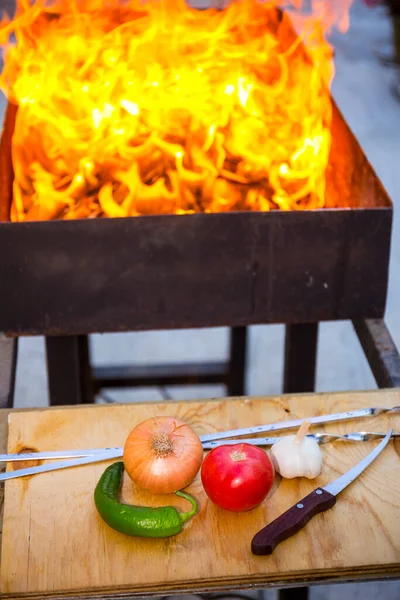 Légumes frais savoureux attendent d'être préparés sur le gril — Photo