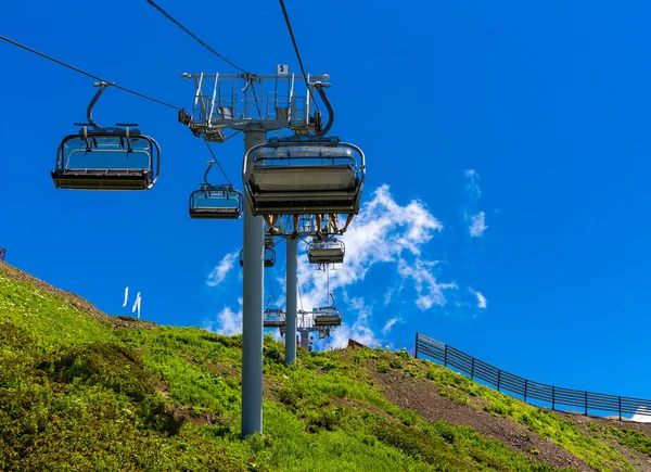 Beautiful mountain landscape with cableway at Caucasus mountains. — Stock Photo, Image