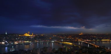 Istanbul ve Galata Kulesi, Boğaziçi, Istanbul, Türkiye'den büyük boynuz gece görünümü