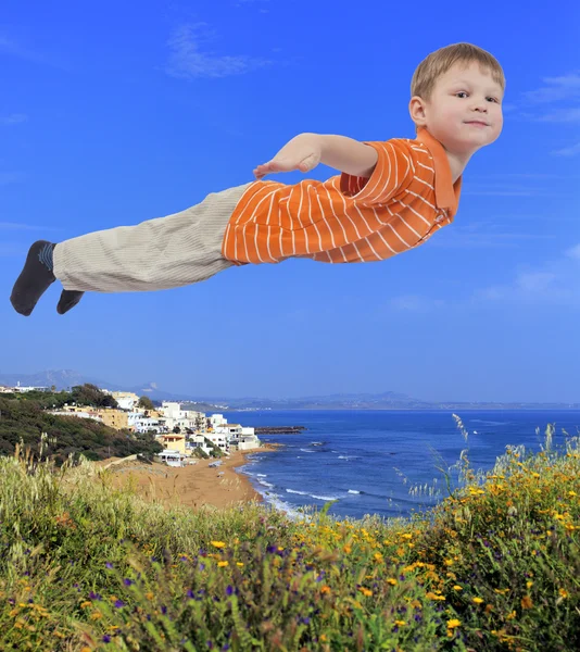 飞越的海岸在背景的小男孩 — 图库照片