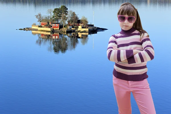 Dospívající dívka v růžovém nosí brýle a moře ostrov v pozadí — Stock fotografie