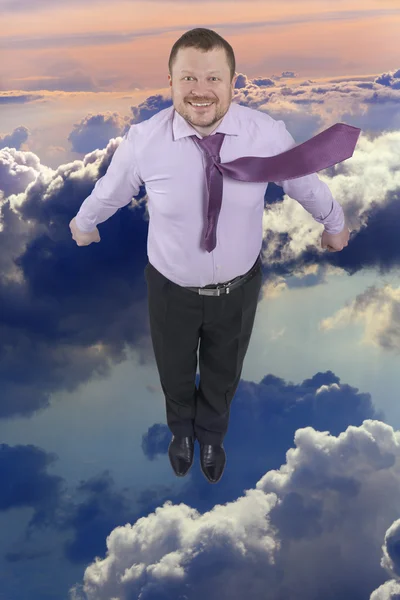 Empresário voando sobre céu nuvem no fundo — Fotografia de Stock