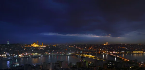 Vista noturna de Istambul e Big Horn da Torre Galata, Bósforo, Istambul, Turquia — Fotografia de Stock
