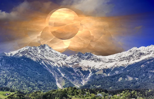 Dağ Vadisi üzerinde fantastik gündoğumu — Stok fotoğraf