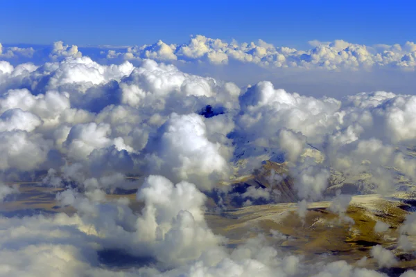 飛行機、雲、空から山の空中写真 — ストック写真