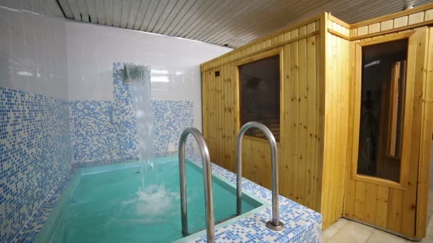 Piscina, água limpa, interior, relaxante azul, sauna — Vídeo de Stock
