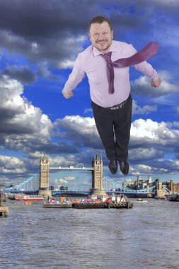 Tower bridge, Londra, İngiltere'de arka plan ile kadar uçan işadamı