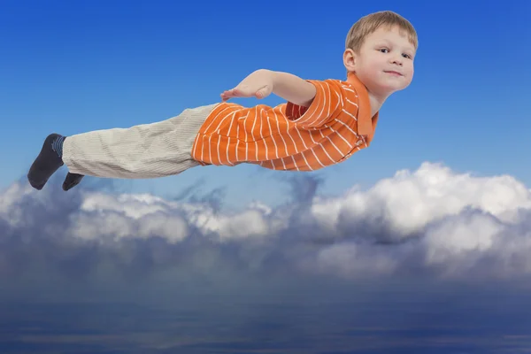 Niño volando con cielo nublado en el fondo —  Fotos de Stock