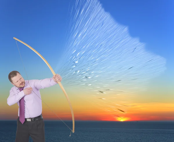 Geschäftsmann beim Bogenschießen vor Sonnenuntergang — Stockfoto