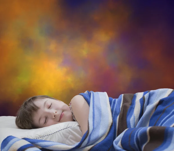 Schlafendes Mädchen auf abstraktem Hintergrund — Stockfoto