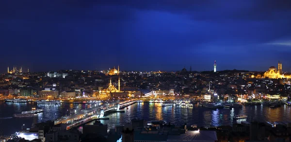 Istanbul ve Galata Kulesi, Boğaziçi, Istanbul, Türkiye'den büyük boynuz gece görünümü