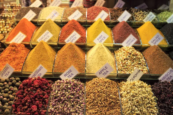 Bazar de especias, Bazar egipcio, Platos tradicionales turcos hechos a mano, Estambul, Turquía —  Fotos de Stock