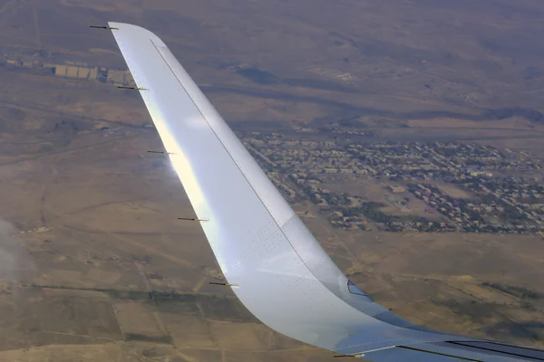 Detail of airplane wing in flight — Stock Photo, Image