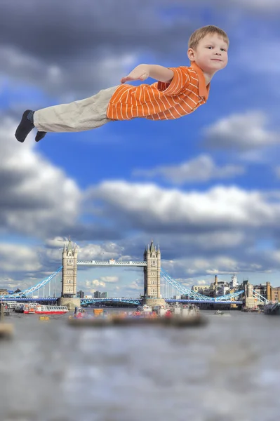 Niño volando con Tower Bridge, Londres, Reino Unido en segundo plano —  Fotos de Stock