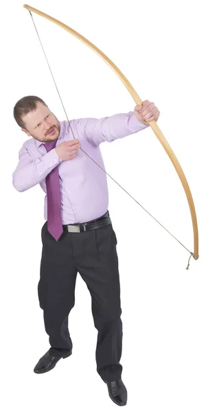 Empresário praticando tiro com arco em fundo branco — Fotografia de Stock