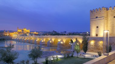 Katedral Endülüs ve Roma Köprüsü'nde günbatımı, Guadalquivir Nehri, Cordoba, Endülüs, İspanya