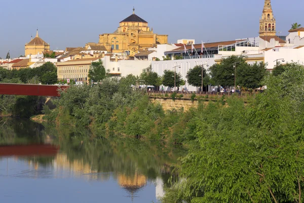 Katedra Mezquita, Guadalquivir rzeki, Cordoba, Andaluzja, Południowa Hiszpania — Zdjęcie stockowe