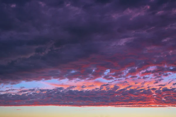 Nubes en el cielo al atardecer, fondo — Foto de Stock