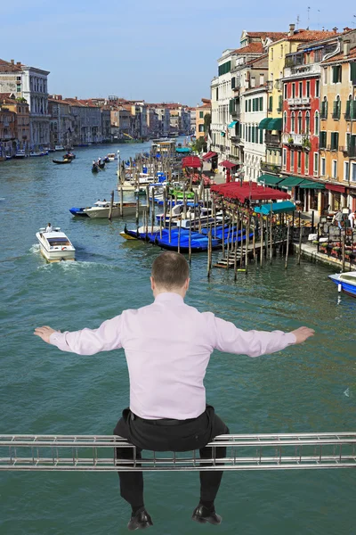 Geschäftsmann sitzt auf Leichtmetallträger mit Blick auf Venedig, Italien im Hintergrund — Stockfoto