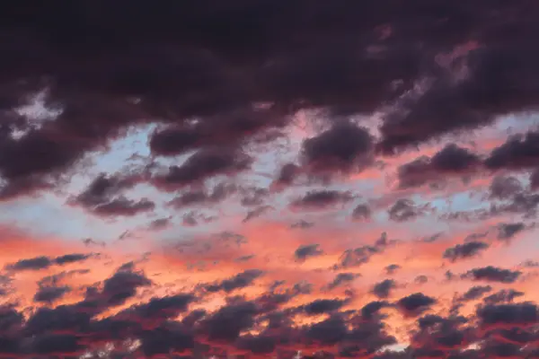 Wolken am Abendhimmel, Hintergrund — Stockfoto