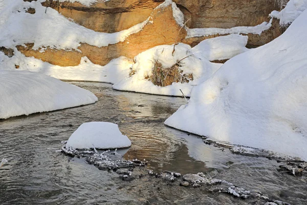 Rio na floresta de inverno, margem do rio, neve, branco — Fotografia de Stock