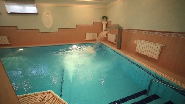Schwimmbad, sauberes Wasser, Innenraum, entspannendes Blau — Stockvideo