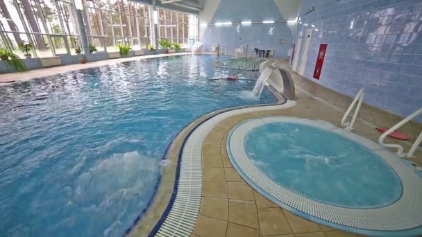 Schwimmbad, sauberes Wasser, Innenraum, entspannendes Blau — Stockvideo