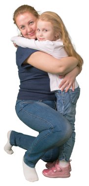 Anne ve küçük kızı izole üzerinde beyaz kucaklayan