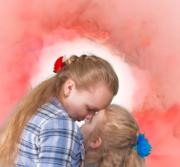 Twee zussen omhelzen en kussen — Stockfoto