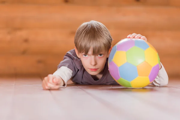 Niño con una pelota — Foto de Stock