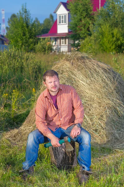 Деревенский человек возле стога сена — стоковое фото