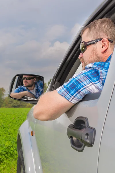 Man zittend in een auto — Stockfoto