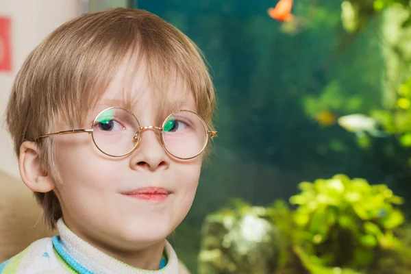 Niño en gafas —  Fotos de Stock