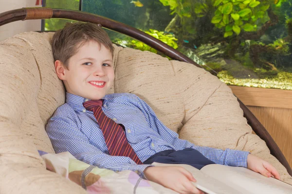 Egy tie-mosolygott a fiú — Stock Fotó