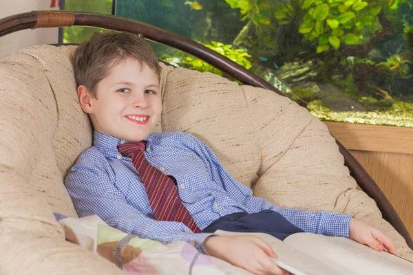 Chico con corbata sonriendo —  Fotos de Stock