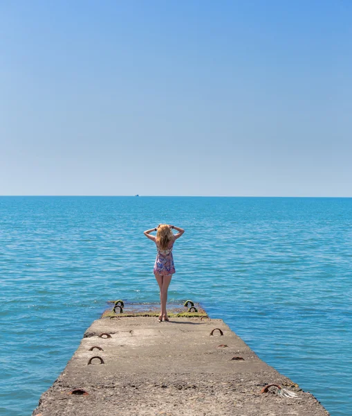 Atrakcyjna młoda kobieta pobyt na plaży — Zdjęcie stockowe