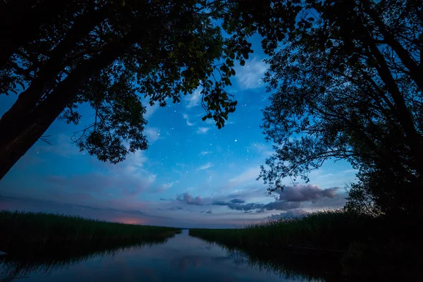Вид на берег реки ночью — стоковое фото